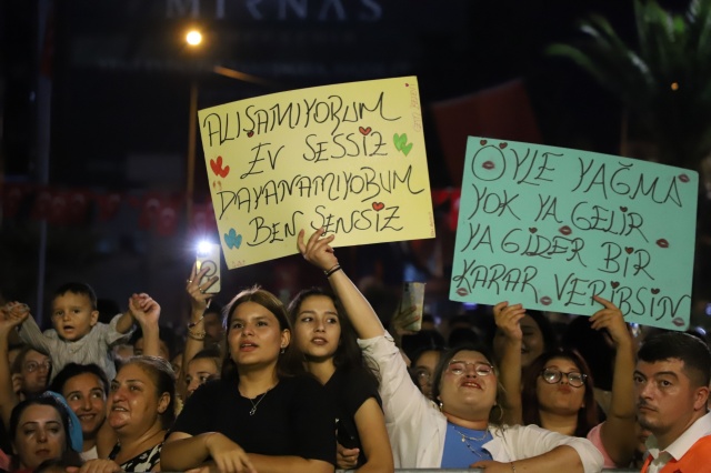 Kutlamalar, yürüyüşün ardından DJ Burak Zengin, sahnede sergilediği enerjik performansla büyük beğeni topladı. Müzik ve ritmin birleştiği bu anlar, geceye renk kattı.