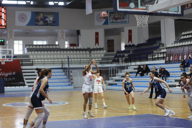 Manisa’nın tek kadın basketbol takımına tam destek
Turgutlu Belediye Başkanı Çetin Akın, Eşi Sabriye Akın, Turgutlu Belediyespor Başkanı ve Belediye Başkan Yardımcısı Hüseyin Maliz, Eşi Semra Maliz, Turgutlu Belediye Başkan Yardımcısı Ali Rıza Kıran, belediye meclis üyeleri, Turgutlu Belediyespor yöneticileri, daire müdürleri, Belediyespor sponsorları ve taraftarlar mücadeleyi tribünden izleyerek kadın basketbol takımına destek oldular.