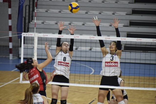 Turgutlu Belediyespor, geçtiğimiz hafta sonu da Turgutlu Yıldırım Beyazıt Spor Salonu’nda kazanmaya devam ediyor. Hem kadın basketbol hem de kadın voleybol takımları, rakiplerini mağlup ederek büyük bir başarıya imza attı. Sporseverler, her iki branşta da heyecan dolu karşılaşmalara tanıklık etti.