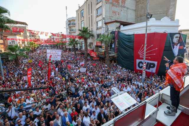 CHP'nin, üreticilerin ve farklı toplum kesimlerinin sesini duyurmak amacıyla düzenlediği tematik mitinglerden biri, Manisa'nın Turgutlu ilçesinde gerçekleştirilen Çiftçi Mitingi oldu. Çiftçilerin sorunlarına yönelik özel olarak organize edilen mitingde, çok sayıda çiftçi, üretici ve Turgutlulular bir araya geldi.
Koza Pazar Yeri'nde düzenlenen mitingde CHP Genel Başkanı Özgür Özel, çiftçilerin sorunlarına işaret ettiği konuşmasında, şunları söyledi: