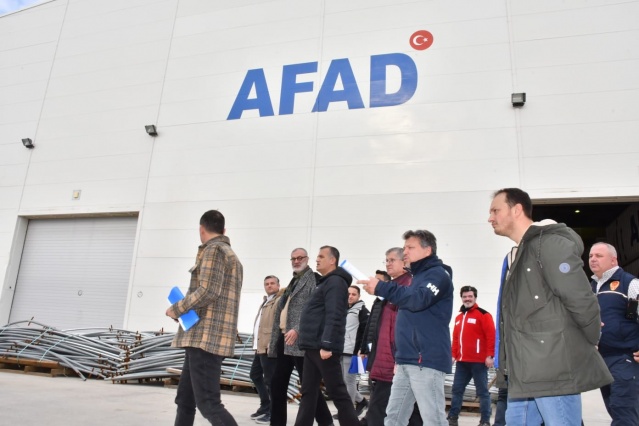 Görev yerlerinin ve depoların öğrenilmesini istedik. Kendileri de bize yardımcı oldular. Lojistik deposunun Balıkesir ve Afyonkarahisar'da da olduğunu, şu anda burada çalışan personelin afet anında yeterli olduğunu söylediler. Depolarını da büyütme arifesindeler. İnşaat aşasındaki bölümleri tamamlandığında depo daha da büyüyecek. Aynı zamanda lojistik deposunun yeri de gerek demir yoluna yakınlığı, çevre yoluna yakınlığı, hava limanına yakınlığı açısından lojistik anlamda çok uygun bir yerde olması bizi memnun etti. İyi bir yerde, iyi bir tercih. İyi bir yapı yapılmış. Çok memnun olduk kendilerinden. İlgilerinden dolayıkendilerine teşekkür ediyoruz. Komisyon olarak da  üyelerimiz bu paylaşımla ilgili kendi ilçelerini bilgilendirecektir'' dedi.