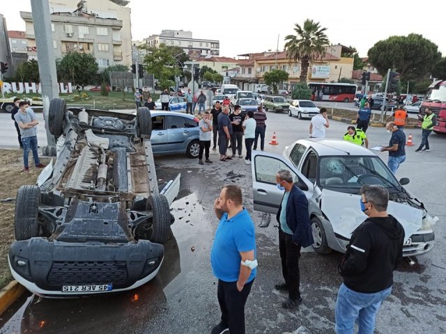 Manisa'nın Saruhanlı ilçesinde meydana gelen zincirleme kazada 3 araç kazaya karıştı 6 kişi yaralandı.