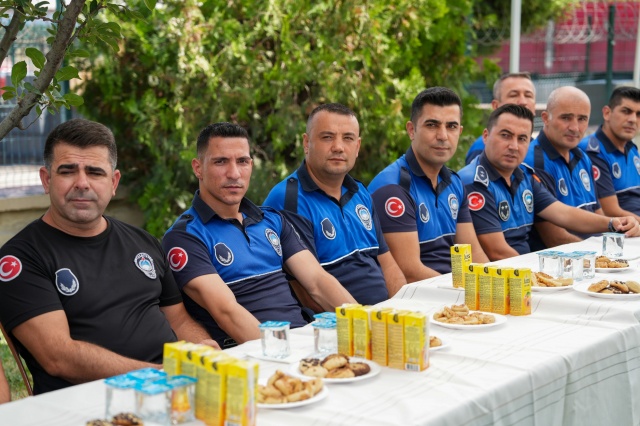 Başkan Zeyrek, “1 Nisan sabahı isimleri değil anlayışı değiştirdik”
1 Nisan sabahı Manisa’da isimleri değil, bir anlayışı değiştirdiklerini söyleyen Başkan Zeyrek, “Büyükşehir Belediyemizde hizmet veren her bir mesai arkadaşımın mutlu ve huzurlu şekilde işe gelmesini ve aynı şekilde halkımıza hizmet etmesini bekliyorum. Bu noktada üzerime düşeni yapıyorum ve yapmaya devam edeceğim. Göreve geldiğimiz ilk süreçte memur ve sözleşmeli mesai arkadaşlarımızın sosyal denge tazminatlarını, yasal en üst sınırdan vermeye başladık.