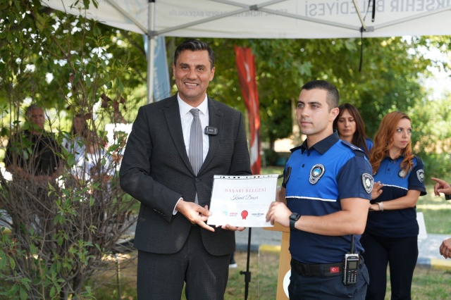 Manisa Büyükşehir Belediye Başkanı Mimar Ferdi Zeyrek, 198’inci yaşını kutlayan Zabıta Teşkilatını ziyaret etti. Özverili çalışmalarından dolayı zabıta personeline teşekkür eden Başkan Zeyrek, eğitimlerde başarılı olan personellere de sertifikalarını verdi.