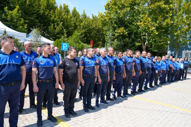 Manisa Büyükşehir Belediye Başkanı Mimar Ferdi Zeyrek, 1-7 Eylül tarihleri arasında kutlanan Zabıta Haftası dolayısıyla Zabıta Teşkilatını ziyaret etti. Başkan Zeyrek’i, Zabıta Dairesi Başkanı Erdal Özçelik, çiçekle karşıladı. Personellerin Zabıta Haftası’nı kutlayan Zeyrek, “Sizler belediyenin görünen yüzüsünüz. Bu yüzden vatandaşlarımıza daha güler yüzlü davranmanızı talep ediyorum. Sizlerin güler yüzüyle birlikte vatandaşların belediyeye olan sevgisinin ve bağlılığının devam edeceğini düşünüyorum. Zabıta Haftanız kutlu olsun. Nice böyle güzel günlerde birlikte oluruz inşallah. Biz büyük bir aileyiz. Bu ailenin bir ferdi olarak, verdiğiniz destekler için sizlere teşekkür ediyorum, iyi ki varsınız” dedi.
