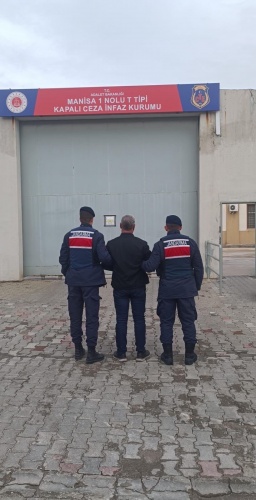 : Suçun Önlenmesine Yönelik Şahıs Yakalaması Diyarbakır İli Bağlar ilçesinde 2011 yılında iki aile arasında 2 kişinin öldüğü, 5 kişinin ise yaralandığı olaylar sonrası husumet başlamıştır. Olaya karışan ailelerden biri, yaşanan husumet nedeniyle 2013 yılında Manisa İli Saruhanlı ilçesine taşınmıştır. Olayların ardından 12 yıl 9 ay 10 gün cezasına çarptırılan M.H. 30 Aralık 2024 tarihinde, yine aynı cezayı alan M.Ç.H. ise 05 Aralık 2024 günü Jandarma Suç Araştırma Timleri tarafından yakalanarak cezaevine kapatılmıştır. Hasım aile fertlerinin yakalandığını öğrenen M.L.Ö. isimli şahıs, 22 Aralık 2024 günü Diyarbakır‘dan Manisa’ya gelerek kan davalısı olduğu ailenin adreslerini araştırmaya başlamıştır. Konu hakkında bilgi sahibi olan Saruhanlı İlçe Jandarma Komutanlığı, Manisa JASAT’ın da desteği ile M.L.Ö. İsimli şahsı 24.12.2024 günü üzerinde ruhsatsız tabanca ile şapkalı ve yüzü maskeli olduğu halde bir aracın içinde yakalamıştır. M.L.Ö. isimli şahıs, 25.12.2024 Saruhanlı Sulh Ceza Mahkemesi tarafından tutuklanarak Manisa T-Tipi Kapalı Ceza İnfaz Kurumuna teslim edilmiştir.
