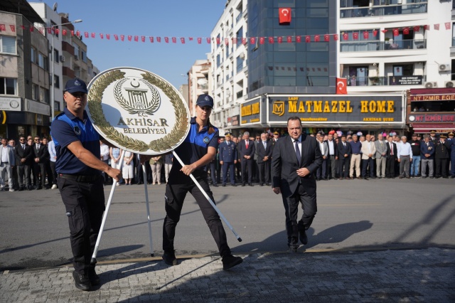 “TÜM AKHİSARLILARIN 6 EYLÜL KURTULUŞ GÜNÜ’NÜ KUTLUYORUM”
Yüz yılı aşkındır süre gelen Akhisar’ın bu asil duruşunu saygıyla selamlıyor, başta Gazi Mustafa Kemal Atatürk ve silah arkadaşları olmak üzere, yürekleri vatan aşkı ile dolu aziz Şehit ve Gazilerimizi rahmet ve minnetle anarken, tüm Akhisarlıların 6 Eylül Kurtuluş Günü’nü bir kez daha kutluyorum.”
Törenin ardından Akhisar Belediyesi Halk Oyunları Ekibi zeybek gösterisi yaptı, öğrenciler şiirler okudu. Daha sonra protokol, Akhisarlı gazilerle tek tek selamlaşarak özel günlerini tebrik etti.