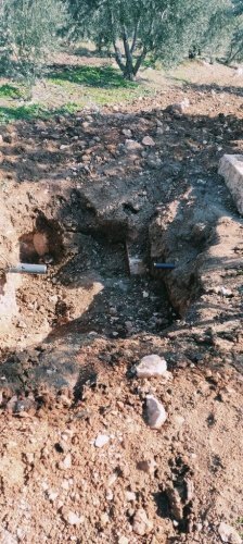KONU:2863 Kültür ve Tabiat Varlıkları Kanununa Muhalefet

Manisa İli Salihli ilçesi Pazarköy Mahallesinde (Poyrazdamları J.Krk.K.lığı sorumluluk alanı) 24.01.2022 günü saat 16.00 sıralarında icra edilen önleyici kolluk devriyesi esnasında E.G.(1968/E) isimli şahısın Bintepeler Mevkisinde 1.derece arkeolojik sit alanı içerisinde yaklaşık 2 metre derinliğinde izinsiz kaçak kazı yaptığı görülmesi üzerine şahıs olay yerinde suç üstü yakalanmıştır. Kaçak kazıda kullanılan 1 adet kazma 1 adet kürek 1 adet çapa 1 adet demir levye muhafaza altına alınmıştır. Olayla ilgili Salihli Cumhuriyet Savcısına bilgi verilerek tahkikata başlanılmıştır. Şahıs ifadesinin alınmasına müteakip serbest bırakılmıştır.