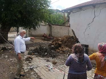 Manisa'nın Saruhanlı ilçesine bağlı Büyükbelen mahallesinde sağanak sonucu oluşan sele kapılan bir kişi vatandaşlar tarafından kurtarıldı, sel nedeniyle 2 kerpiç ev yıkıldı, bazı hayvanlar telef oldu.
