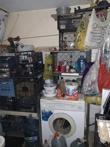 Şehzadeler Belediyesi Temizlik İşleri Müdürlüğü ekipleri, Nişancıpaşa Mahallesi’ndeki üç dairelik bir binadan 6 kamyon çöp çıkardı.