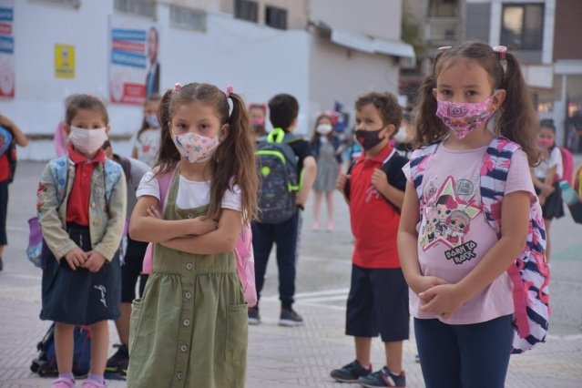 Okullarımızda yeniden çocuklarımızın cıvıltısını duymanın sevincini ve sözümüzü yerine getirmenin mutluluğunu yaşıyoruz. Öğrenci kardeşlerimize ikramlarımız şifa olsun, güç kuvvet versin. 2020-2021 Eğitim Öğretim Yılında tüm öğrenci kardeşlerim ve kıymetli öğretmenlerimize başarılar diliyorum. ” şeklinde konuştu.  İlk gün ders başı yapan okullarda görevlilerce bin 700 paket kuru üzüm öğrencilere ikram edilirken,  dağıtımların devam edeceği belirtildi.