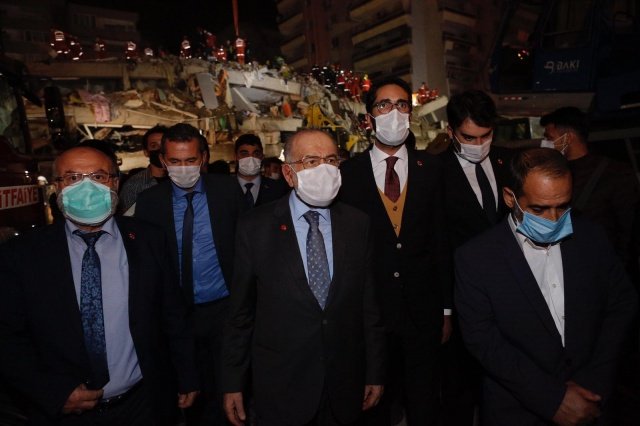 Afet bölgesinde incelemelerde bulunmak üzere İzmir'e  gelen Karamollaoğlu, AFAD Koordinasyon Merkezi’ndeki yetkililerden son durumla ilgili  bilgi aldı. Saadet lideri Karamollaoğlu, depremde hasar gören Bayraklı İlçesi Mansuroğlu Mahallesi’ndeki enkaz alanına gelerek depremzede vatandaşlarla bir araya geldi, yapılan çalışmaları yerinde inceledi.  Karamollaoğlu’na Saadet Partisi Genel Başkan Yardımcısı Şerafettin Kılıç, Konya Milletvekili Abdülkadir Karaduman, İzmir İl Başkanı Mustafa Erduran ile partilerden oluşan bir heyet eşlik etti.