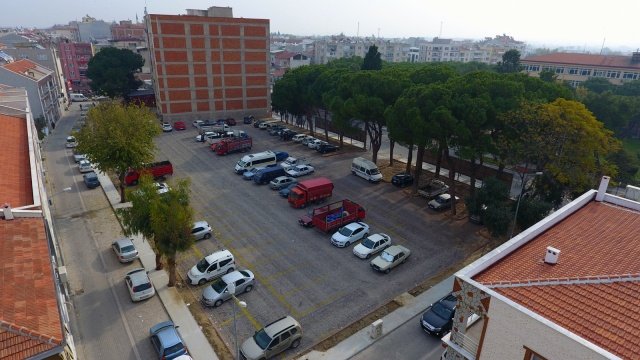 Saruhanlı Belediye Başkanı Zeki Bilgin, İlçedeki otopark sorununa çözüm sağlamak amacıyla, geçtiğimiz yıllarda yıkılan Milli Egemenlik İlkokulu bahçesini 98 araçlık otoparkta dönüştürdüklerini bildirdi.
