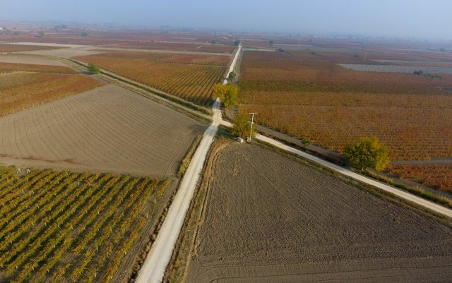 Belediye Başkanı Zeki Bilgin, konuyla ilgili yaptığı açıklamada, “Saruhanlı 55 bin nüfusu olan büyük bir ilçe, bunun 40 bini köy ve belde vasfından mahalleye dönüşen yerleşim birimlerinde, 15 bini de merkezde yaşıyor. Ekonomisi tarıma dayalı olan Saruhanlı’da çiftçi ve üretici kardeşlerimizin arazilerine daha rahat ulaşım sağlamaları için iş makinelerimiz ile arazi yollarını düzenliyoruz. Çiftçilerimize hayırlı olsun" dedi.