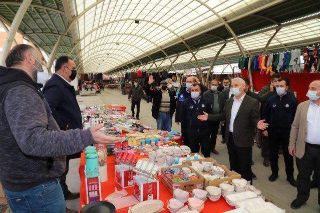 Saruhanlı Belediye Başkanı Zeki Bilgin, Covid-19 hastalığı nedeniyle iş yapamaz duruma gelen pazarcı esnafına destek olmak amacıyla, Ocak ve Şubat ayında ilçe merkezi ve mahallelerde sergi açan esnaflardan sergi yeri ücreti almayacaklarını açıkladı.