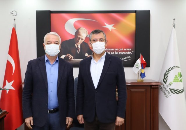 Cumhuriyet Halk Partisi Grup Başkanvekili ve Manisa Milletvekili Özgür Özel, bir süre önce geçirdiği Covit-19 hastalığı nedeniyle Saruhanlı Belediye Başkanı Zeki Bilgin'i makamında ziyaret ederek "geçmiş olsun" dileğinde bulundu.