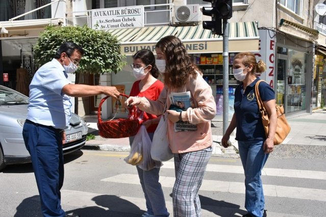 İnşallah bir dahaki Ramazan ayında komşuların birbirine gelip, gideceği, kucaklaşabileceğimiz büyüklerimizin elini öpebileceğimiz bir bayramı idrak edebiliriz. Bu şartlar altında biz de bu Ramazan Bayramı’nda hemşerilerimizin ayağına, evin gitmek istedik. Hemşehrilerimize çeşitli hediyeler verdik, çocuklarımızı sevindirdik.” dedi.  Pandeminin gölgesinde ikinci Ramazan Bayramı’nı geçirdiğimize dikkat çeken Başkan Çelik  “Önümüzdeki bayramlarda sağlık sıhhat içerisinde güzel bayramlar geçirmeyi diliyorum” diye konuştu.
