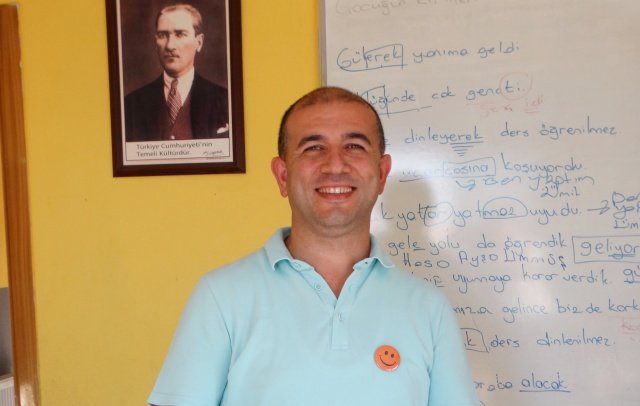 Gerçekçi Hedef Belirlemek

Kişinin hedefi şekillenir ve gelecekle ilgili bir beklentisi oluşursa ona ulaşmak için iradesini ortaya koyar ve daha sabırlı hareket eder. Ancak yüksek hedefler belirleyip denemelerde istediği sonuçları alamamak öğrenciyi ümitsizliğe sürükleyebilir. Bu nedenle öğrenci; kendi seviyesine uygun gerçekçi hedefler belirleyip, güçlü ve zayıf yönlerini bilerek, çalışma programını ona göre düzenlemelidir.

Çalışma Programı Yapmak

Başarı için plan olmazsa olmaz. Siz eğer plan yapmazsanız; o planı bilgisayar oyunları yapar, televizyon yapar, uyku yapar. Öğrenci kendisine çalışma programı hazırlamak için öğretmenlerinden yardım alabileceği gibi, günlük-haftalık plan nasıl yapılır diye bakarak, internetten de yararlanabilir. Bu programda zaman ve saat koşulu olmalıdır. Bu programa mümkün olduğunca uyulmaya çalışılmalıdır.

Yemek ve Uyku Saatleri Düzenlenmek

Öğrencilerin programlı olabilmeleri için öncelikle ailelerin uyku ve yemek saatlerini düzenlemesi ve buna uyması gerekiyor. Tabii bu saatler kararlaştırılırken öğrencinin online ders saatleri de dikkate alınmalıdır.