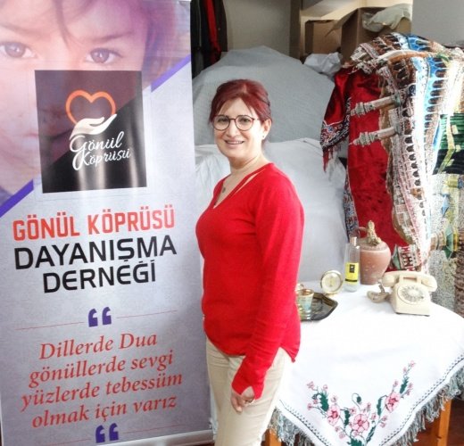 Diyarbakır’a Gönül Köprüsü

Öncelikli olarak Denizli ve ilçelerine yardımda bulunduklarını kaydeden Nergiz Şenocak “Ama bir keresinde bizi yardım için Diyarbakır’dan aradılar. Oradaki bir dernekle bizi karştırmışlar. Ama kendilerini kırmadık. Diyarbakır’daki bir anaokuluna mont, bot ve kırtasiye yardımı götürdük. Oradaki Empati Derneği ile birlikte organize ettik. Ayrıca onları TV programımıza konuk ettik” dedi.