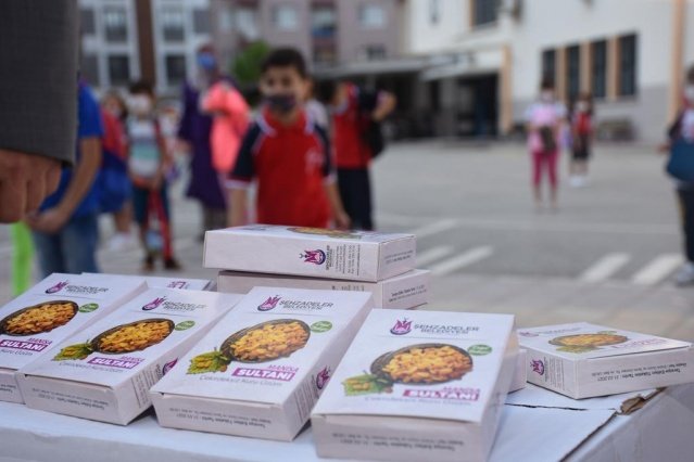 “İKRAMLARIMIZ ŞİFA OLSUN, GÜÇ KUVVET VERSİN.”
Şehzadeler Belediye Başkanı Ömer Faruk Çelik  “Öğrenci kardeşlerimiz pandemi nedeniyle epey bir süre uzak kaldıkları okullarına yeniden kavuşmanın heyecanını yaşıyor. Ülkemizde okullarımız kademeli olarak eğitim öğretim faaliyetlerine yeniden başlıyor. Diliyor ve arzuluyoruz ki öğrenci kardeşlerimiz bir daha böylesi bir ayrılığı yaşamak zorunda kalmazlar. Ülkemiz ve dünyamız tez zamanda koronavirüs belasından kurtulur,  tüm öğrencilerimiz ders başı yapar, hayatımız yeniden  normale döner. Milli Eğitim Bakanımız Sayın Ziya Selçuk öğrenci kardeşlerimize yeniden okula kavuşacakları ilk gün ilk teneffüsü 40 dakika yapma sözü vermiş, biz de öğrenci kardeşlerimizin enerji ve şifa kaynağı kuru üzümleri de bizden demiştik.