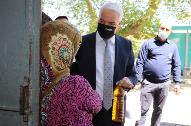 Belediye Sosyal Yardım İşleri Müdürlüğü ekiplerinin mahalleleri ziyaret ederek, yardım paketlerini ihtiyaç sahibi ailelere teslim ettiğini ifade eden Bilgin, şunları kaydetti;