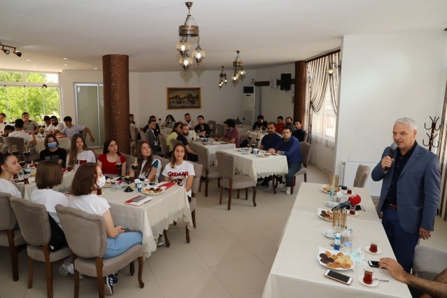 Saruhanlı Belediye Başkanı Zeki Bilgin, "Gençlik Buluşması" etkinliği kapsamında ilçedeki gençlerle bir araya geldi.