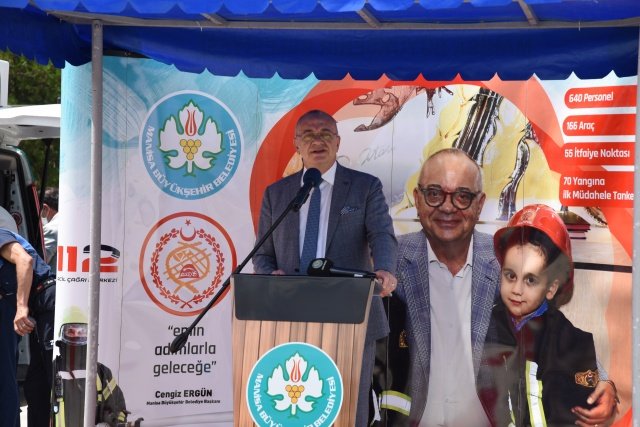 Araçları İnceledi Hayırlı Olsun Dileklerini İletti
Manisa Büyükşehir Belediye Başkanı Cengiz Ergün, törenin son bölümünde mahalle muhtarlarına teslim edilen araçları tek tek inceledi. Muhtarlarla yangın tankerlerinin başında hatıra fotoğrafı çektiren Başkan Ergün, son olarak İtfaiye Dairesi Başkanlığı’na kazandırılan ekipmanlar hakkında bilgi almasının ardından tören sona erdi.