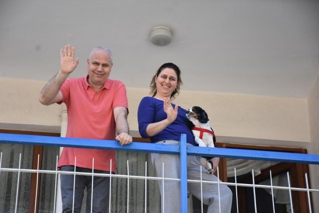 Üstü açık, balonlarla süslenmiş bir araç üzerinden palyaçolar çalınan bayram müzikleri ile tüm Şehzadeleri turlayarak, vatandaşların bayramını kutladı.
