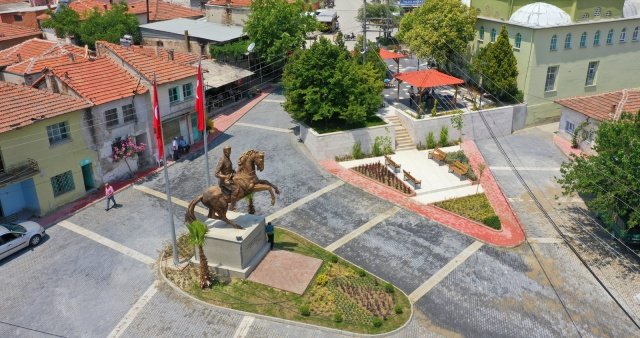Bu kapsamda meydana dev bir Atatürk heykeli inşa ettiklerini, kamelyalı oturma alanları ve süs havuzu kurduklarını ifade eden Bilgin, meydanı daha kullanışlı ve modern bir hale getirip halkın hizmetine sundukları söyledi. 

Hayata geçirilen çalışma ile Gökçeköy'ün çehresinin değiştiğini ifade eden Bilgin, yapılan yatırımların Gökçeköy'e hayırlı olmasını dileyerek şunları söyledi;