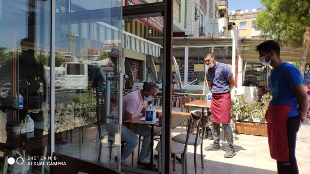 Ülke genelinde salgın nedeniyle oluşabilecek riskleri en aza indirgemek üzere İçişleri Bakanlığının valiliklere gönderdiği "Koronavirüs Denetimleri" genelgesi kapsamında pazarlar, iş yerleri, marketler, toplu taşıma araçları, alışveriş alanları, lokantalar, kafeteryalar ve spor salonlarında yapılan denetimlere İzmirli eğitimciler gönüllü olarak katıldı.