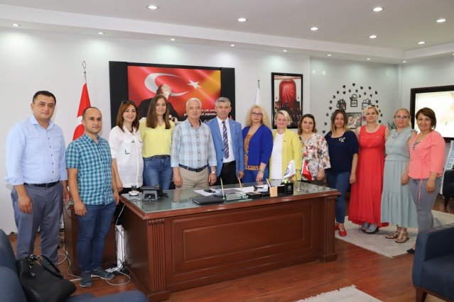 Bilgin, burada yaptığı konuşmada ise Dernek Başkanı Şahin ve Yönetimini Saruhanlı'da misafir etmekten büyük memnuniyet duyduğunu ifade ederek ziyaretlerinden dolayı teşekkür etti. 

Saruhanlı'da misafir ettiği Manisalılar Derneği Başkanı Şahin ve Yönetim Kurulu Üyelerine yapımı tamamlanan tesisleri de gezdiren Bilgin, 2 yılda yaptığı yatırımları anlattı.