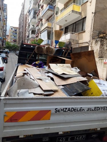 Şehzadeler Belediyesi Temizlik İşleri Müdürlüğü ekipleri, CİMER üzerinden gelen bir ihbarla harekete geçti ve Nişancıpaşa Mahallesi Yamanlar Caddesi üzerinde bir çöp bina tespit etti.