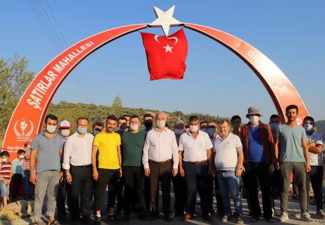 Programa Saruhanlı Belediye Başkanı Zeki Bilgin, Başkan Yardımcısı Hüseyin Baysal, Mahalle Muhtarı Gürcan Eroğlu ve vatandaşlar katıldı.

Başkan Bilgin, burada yaptığı konuşmada, mahalledeki gençlerin uzun süredir kendilerinden talep ettiği ay yıldızlı giriş tagını inşa ederek, gençlerin hayalini gerçekleştirdiklerini kaydetti.