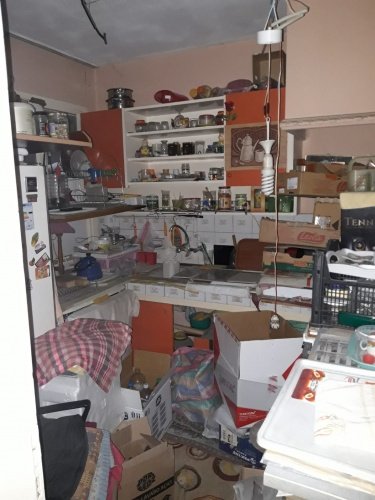 Binadan 6 kamyon dolusu çöp çıkarken, mahalle sakinleri çöplerin yaydığı koku ve sağlıklarını tehdit eden çöp binanın temizlenmesinden dolayı Şehzadeler Belediyesi’ne teşekkür etti.