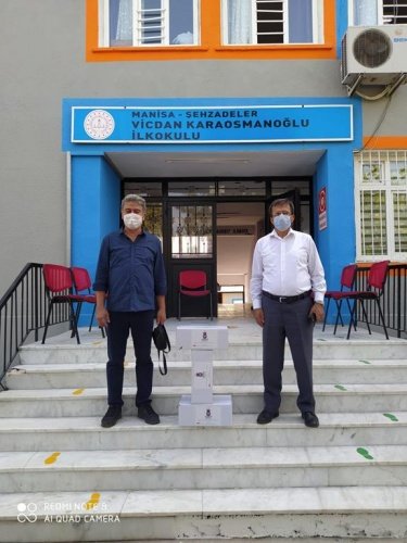 BAŞKAN ÇELİK ‘ÜZÜMLER DE BİZDEN’ DEMİŞTİ,  SÖZÜNÜ TUTTU 

Koronavirüs salgını sonrası ara verilen eğitim öğretim faaliyetleri bugün ilköğretim 1. sınıfların uyum dersleri ile yeniden başlarken;  ders başı yapan minik öğrencilere Şehzadeler Belediye Başkanı Ömer Faruk Çelik’in sözünü verdiği kuru üzümler belediye görevlilerince dağıtıldı.  Bin 700 paket kuru üzüm öğrenciler ile buluşturulurken dağıtımların devam edeceği belirtildi.