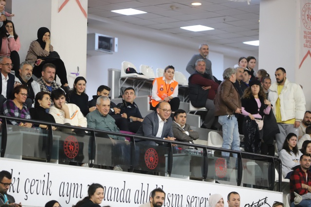 Manisa’nın tek kadın basketbol takımına tam destek
Turgutlu Belediye Başkanı Çetin Akın, Eşi Sabriye Akın, Turgutlu Belediyespor Başkanı ve Belediye Başkan Yardımcısı Hüseyin Maliz, Eşi Semra Maliz, Turgutlu Belediye Başkan Yardımcısı Evren Erbaş, Turgutlu Belediyespor yöneticileri, daire müdürleri ve taraftarlar mücadeleyi tribünden izleyerek kadın basketbol takımına destek oldular.
