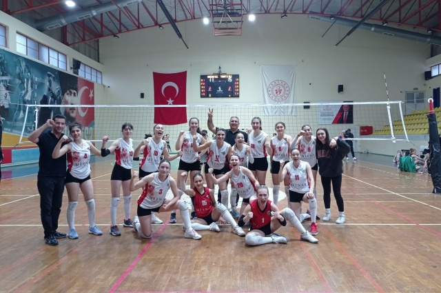 Turgutlu Belediyespor Kadın Voleybol ve Kadın Basketbol Takımları hafta sonu oynanan maçlarda rakiplerini yenerek bir haftayı daha galibiyetle noktaladı.