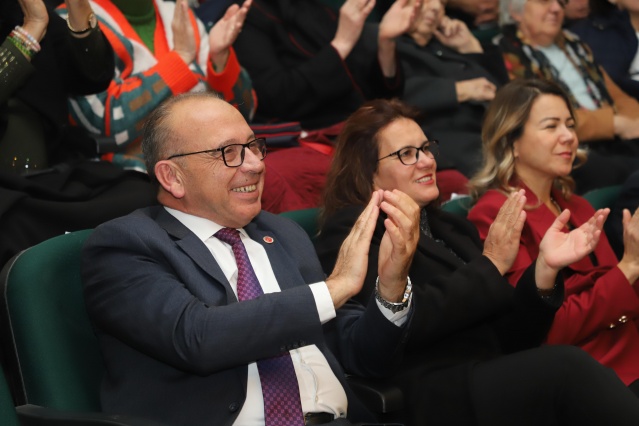 Mesadet Özcan Konferans Salonu’nda gerçekleştirilen konseri Turgutlu Belediye Başkanı Çetin Akın, eşi Sabriye Akın, Turgutlu Kaymakamı Selami Kapankaya, İlçe Halk Eğitim Merkezi Müdürü Hüseyin Şahin, Turgutlu Belediyesi daire müdürleri izledi.
