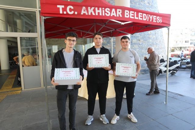 Test kitabı desteğine gelemeyen öğrenciler için çocuklarının öğrenci kimlik belgeleri ile gelen aileler de çocukları adına kitapları temin edebiliyorlar.