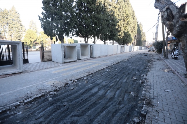 Yapılan çalışmaların Akhisar için büyük bir ihtiyaç olduğuna değinen Başkan Besim Dutlulu, “İlçemizin altyapı sorunlarını çözme yolunda önemli bir adım atan Manisa Büyükşehir Belediye Başkanımız Sayın Ferdi Zeyrek ve ekibine desteklerinden dolayı minnettarız. Biz de onların işlerini kolaylaştırmak için ekipman ve araç desteği veriyoruz. Akhisar’ımız için el birliğiyle çalışmaya devam ediyoruz.” dedi.