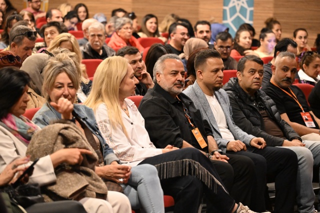 Manisa’da Sanata Yoğun İlgi

Festival kapsamındaki gösterime Manisalı sanatseverler yoğun katılım gösterirken, etkinliği izleyenler arasında Manisa Büyükşehir Belediyesi Şehir Tiyatrosu Genel Sanat Yönetmeni Kubilay Penbeklioğlu da yer aldı. Yetkililer, festivalin kentin kültür-sanat hayatına katkı sunmaya devam edeceğini vurguladı.

Uluslararası Mesir Tiyatro Festivali, farklı oyun ve performanslarla Manisa’yı sanatın buluşma noktası haline getirmeyi sürdürüyor.