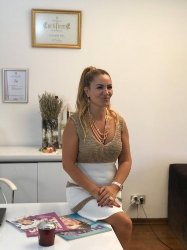 Pandemi döneminde birçok kişi hem cilt bakımını ihmal etti hem de kilo aldı. Görünen o ki, koronavirüs bir süre daha hayatımızın bir parçası olmaya devam edecek. Bu süreçte gençleşmek için 'ameliyat masasına yatmam' diyorsanız tam da size göre önerilerimiz var. Uzman Estetisyen Zübeyde Dal, operasyona ihtiyaç olmadan, hijyen şartlarının en üst seviyede tutulduğu; cilt bakımında ve zayfılamada kullanılan en yeni yöntemleri anlattı. Thermage, HİFU ve OxyGeneo ile cildinizdeki sarkmaları yok edebilir ve ölü hücreleri canlandırabilir; Heykeltraş yöntemiyle de bölgesel zayıflayabilirsiniz... İşte hayatı kolaylaştıran, gençleştiren yeni uygulamalar...