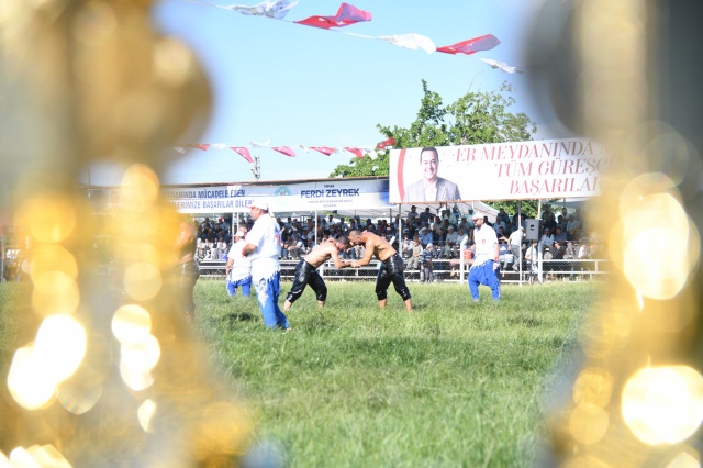 Ata sporumuz güreşin Akhisar’da şanına yakışır şekilde yaşatılması için çok çalıştıklarını belirten Akhisar Belediye Başkanı Besim Dutlulu, er meydanında ter döken güreşçileri ve müsabakaları izlemeye gelen halkı selamladı. Vatandaşlar, böyle güzel organizasyon ile ata sporu yaşattığı için Akhisar Belediye Başkanı Besim Dutlulu’ya teşekkürlerini iletti.