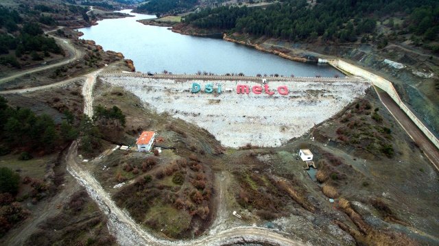 Tarım ve Orman Bakanı Bekir Pakdemirli’nin 2021 yılı içerisinde bitirme sözü verdiği Gördes Çiçekli Barajı Sulama Projesi tamamlandı. 5020 dekar araziye 2022 yazından itibaren can suyu verecek proje, Gördesli çiftçilere yılda yaklaşık 9 milyon lira ek gelir sağlayacak.