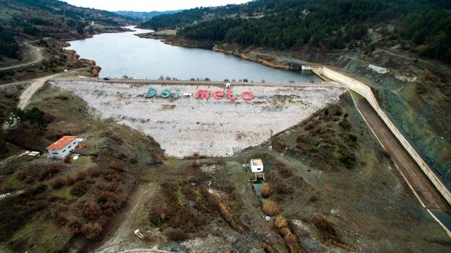 16,5 km boru döşendi.

Genel Müdür Yıldız,’ Tarım ve Orman Bakanımız Sayın Dr. Bekir Pakdemirli’nin Gördes ziyaretinde 2021 yılı içerisinde tamamlama sözü verdiği proje kapsamında 16 bin 500 metre boru döşendi. 341 hidrant yapısı imalatı tamamlandı. Ayrıca 1 pompa binası, 1 de regülasyon deposu inşa edildi.