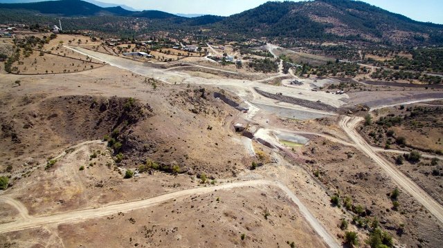 723.000 metreküp dolgu yapılacak

Yunus Emre İlçesi Davutlar Mahallesi yakınlarındaki Sarma Çayı üzerine inşa edilen baraj’da şu ana kadar Gövde sıyırma kazıları, dolusavak ve dipsavak kazıları tamamlandı. Plinth betonu tamamlandı. Kondüvi betonarma imalatları ile enjeksiyon imalatları  ve rölakasyon yolu tamamlandı. Ön yüzü beton kaplama dolgu tipinde projelendirilen barajın gövde dolgusu işlemlerine devam etmektedir. Sarma Barajı’nın gövdesi için 723.000 metreküp dolgu yapılacak.

Gövde yüksekliği temelden 47.5 metre olacak Sarma Barajı’da 1 milyon 850 bin metreküp su tutulacak.