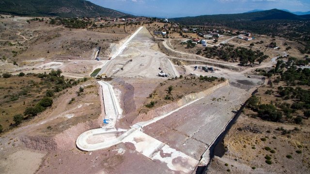 Hem çiftçi hem Türkiye kazanacak
Bir an önce inşaatı tamamlayarak Manisalı üreticilerin yüzünü güldürmeyi hedeflediklerini belirten DSİ 2. Bölge Müdürü Birol Çınar” Proje tamamlandığında 8 mahallemizi basınçlı borulu sulama ile tanıştıracağız. Üretim maliyetleri düşecek, tarlalardaki verim artacak. Hem çiftçimiz hem de ülkemiz kazanacak” diye konuştu

Manisa Sarma Barajı ve Sulaması Projesi tamamlandığında 2020 yılı rakamlarıyla ülke ekonomisine yılda  yaklaşık 10 milyon TL  katkı sağlaması bekleniyor. Proje 450 kişiye de ek istihdam sağlayacaktır.