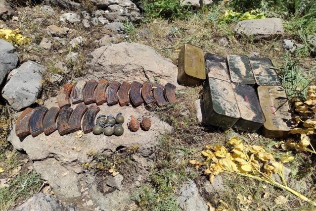 Açıklamada, “Pençe-Yıldırım” operasyonu kapsamında terör örgütü PKK’ya ait 1 adet AK-47 piyade tüfeği, 11 adet el bombası, 2 adet RPG-7 anti tank mühimmatı, 2 adet EYP ana imla hakkı, 280 adet Doçka mühimmatı, 100 adet 7,62 mm PKMS makinalı tüfek mühimmatı, 120 adet AK-47 mühimmatı, 1 adet 81 mm’lik havan aydınlatma mühimmatı, 26 adet AK-47 şarjörü, 4 adet Dragunov şarjörü, 1 adet roket sevk fişeği, muhtelif yaşam malzemesi ve örgütsel doküman ele geçirildiği kaydedildi.