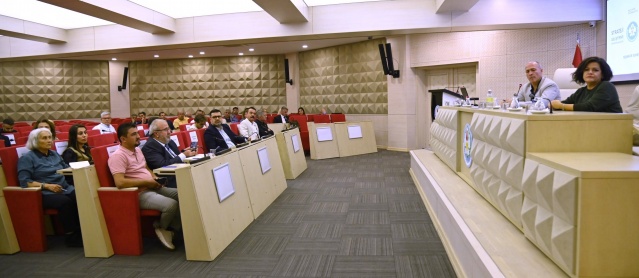 Manisa Büyükşehir Belediyesi’nin önümüzdeki beş yıla yönelik hedeflerini belirleyecek 2025-2029 Stratejik Planı, belediye bünyesindeki tüm komisyonların onayını aldı. Plan, Kasım ayında gerçekleşecek Büyükşehir Belediye Meclisi toplantısında görüşülmek üzere Meclis Başkanlığına sunuldu.