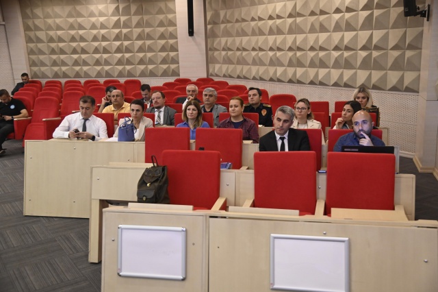 Yurttaşların Katılımıyla Hazırlandı

Planın hazırlanmasında, iç ve dış paydaşlara yönelik 12 farklı anket çalışması yapıldı. Bu anketler aracılığıyla 3.112 kişinin görüşleri toplandı ve belediyenin gelecekteki yol haritası bu geniş katılımlı anketlerin sonuçlarıyla tasarlandı.
